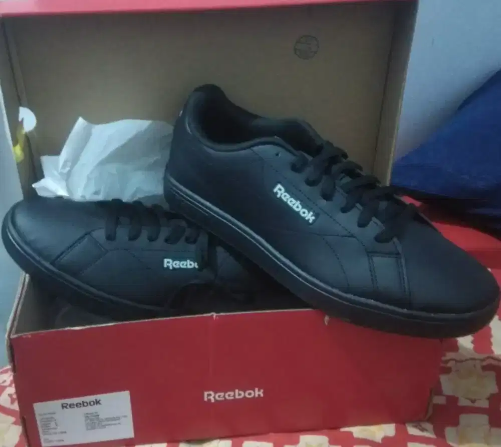 Dijual Cepat : 1 Sepatu Sport REEBOK ukuran 42, Baru, Original, Keren.
