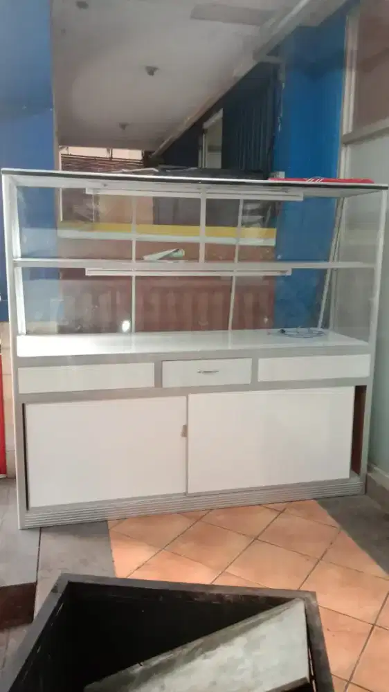 Etalase panjang 2m, lebar 60cm, tibggi 170 cm