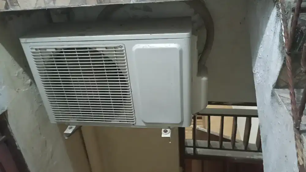 AC Sharp 1 pk kondisi sangat baik.