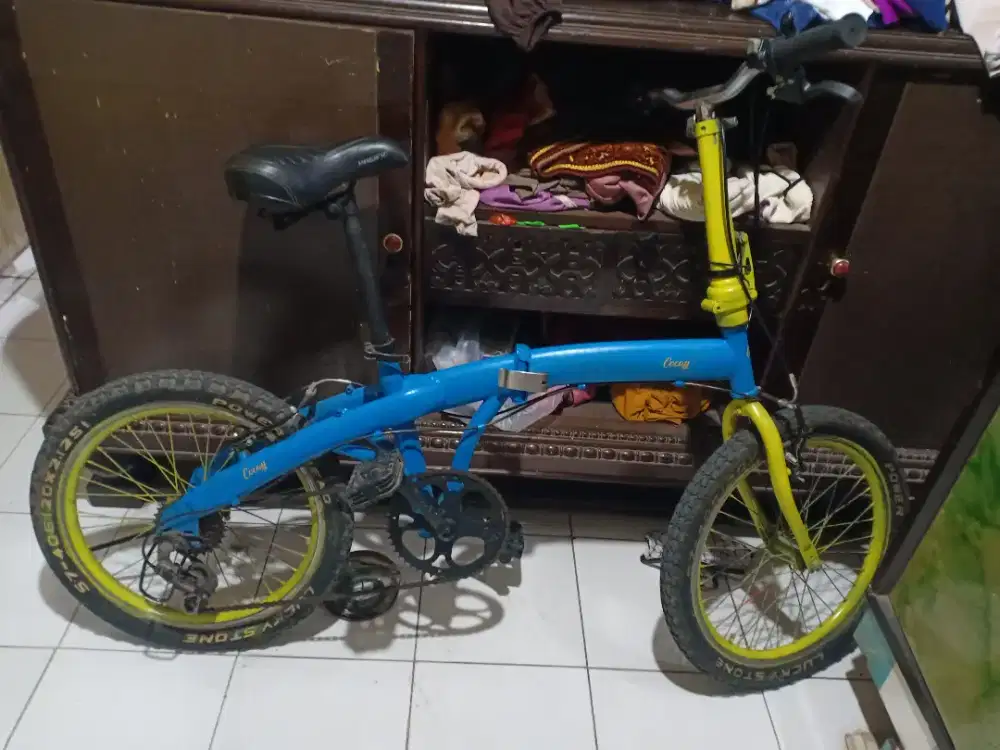 Speda lipat ukuran sedang