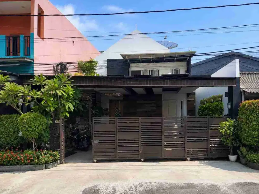 DIJUAL – Rumah Hook 2 Lantai Desain Asri Ada Kolam Ikan Indoor Dekat KCIC Halim