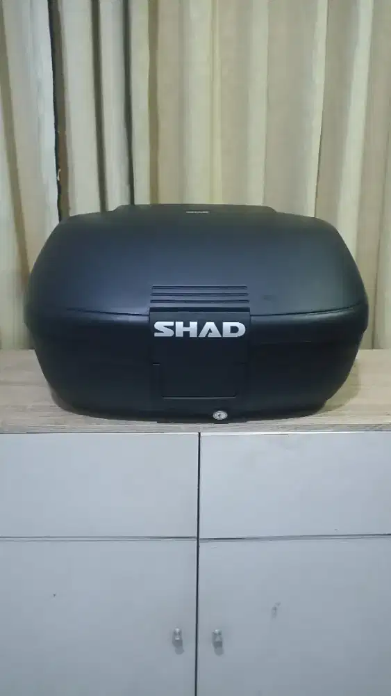 Box Motor Shad Berkualitas SH42 Lega Muat 2 Helm