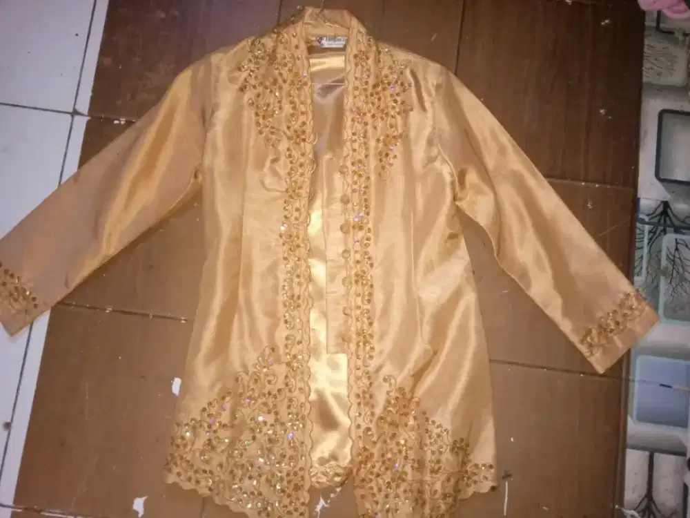 kebaya dan kaos lengan panjang