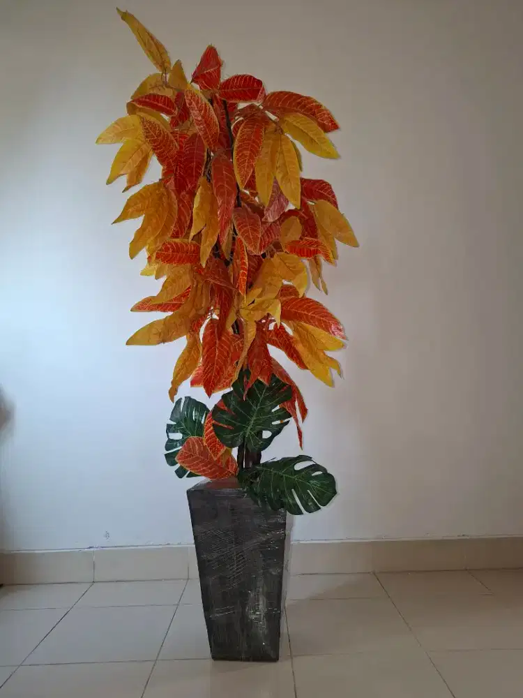 Pohon artificial dekorasi indoor rumah