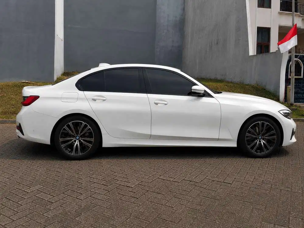 BMW 320i 2022 Bensin
