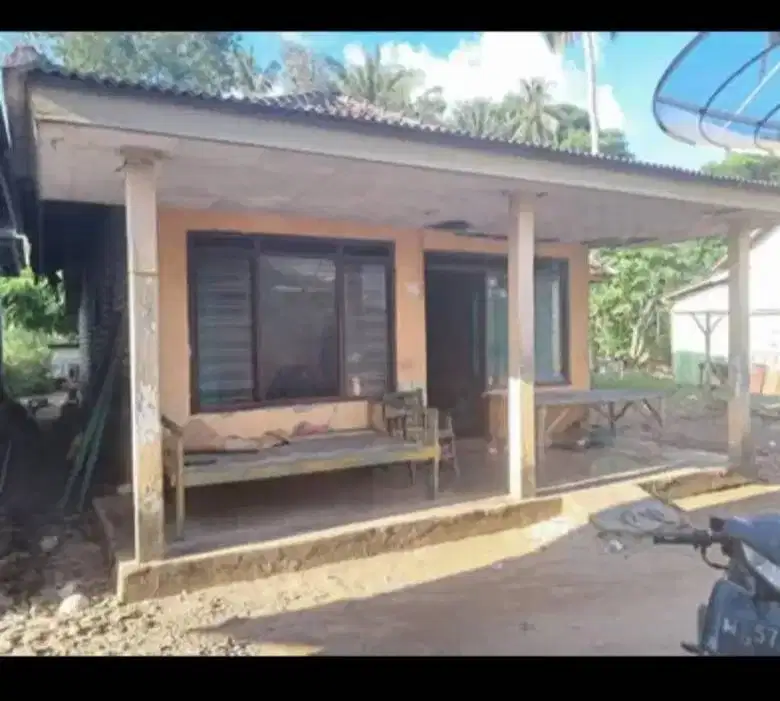 Rumah Dekat Jalan Raya