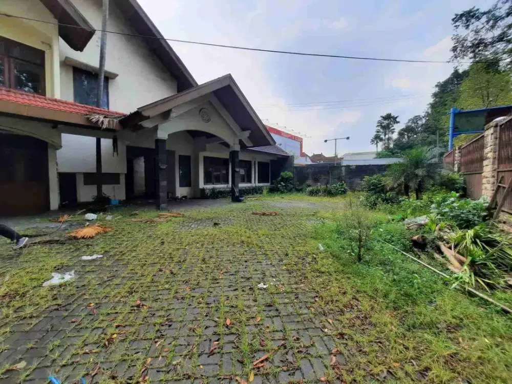 rumah premium di jalan raya sudirman persis di depan lapangan rampal dan spbu. bagus buat hotel dan lain lain