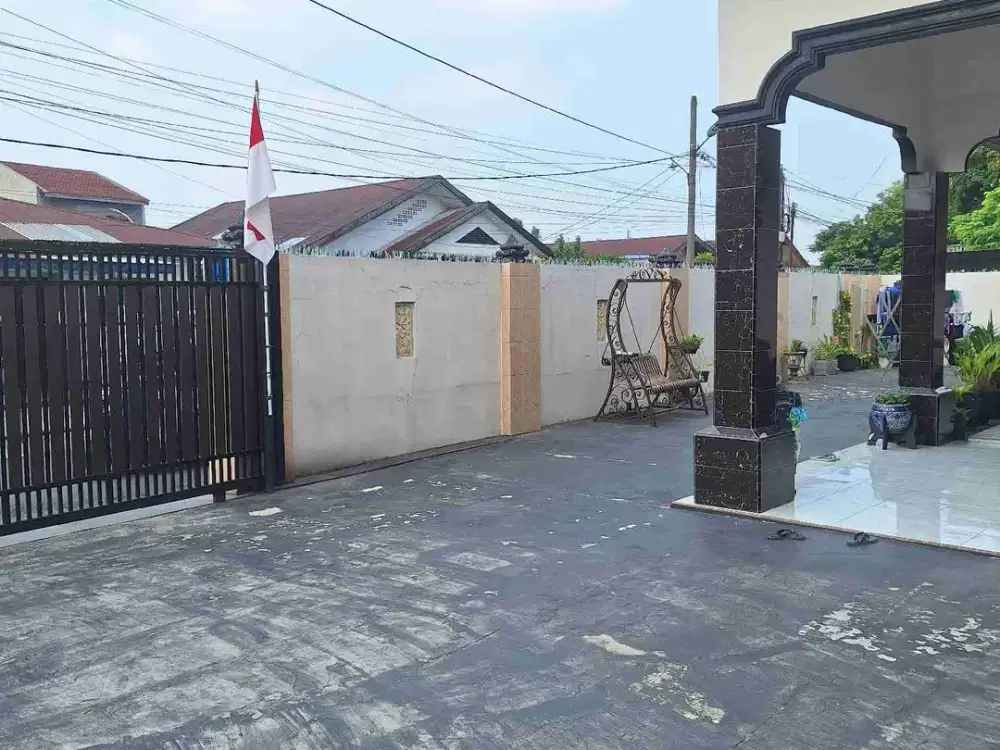 JUAL RUMAH HALAMAN LUAS SEMI FURNISHED