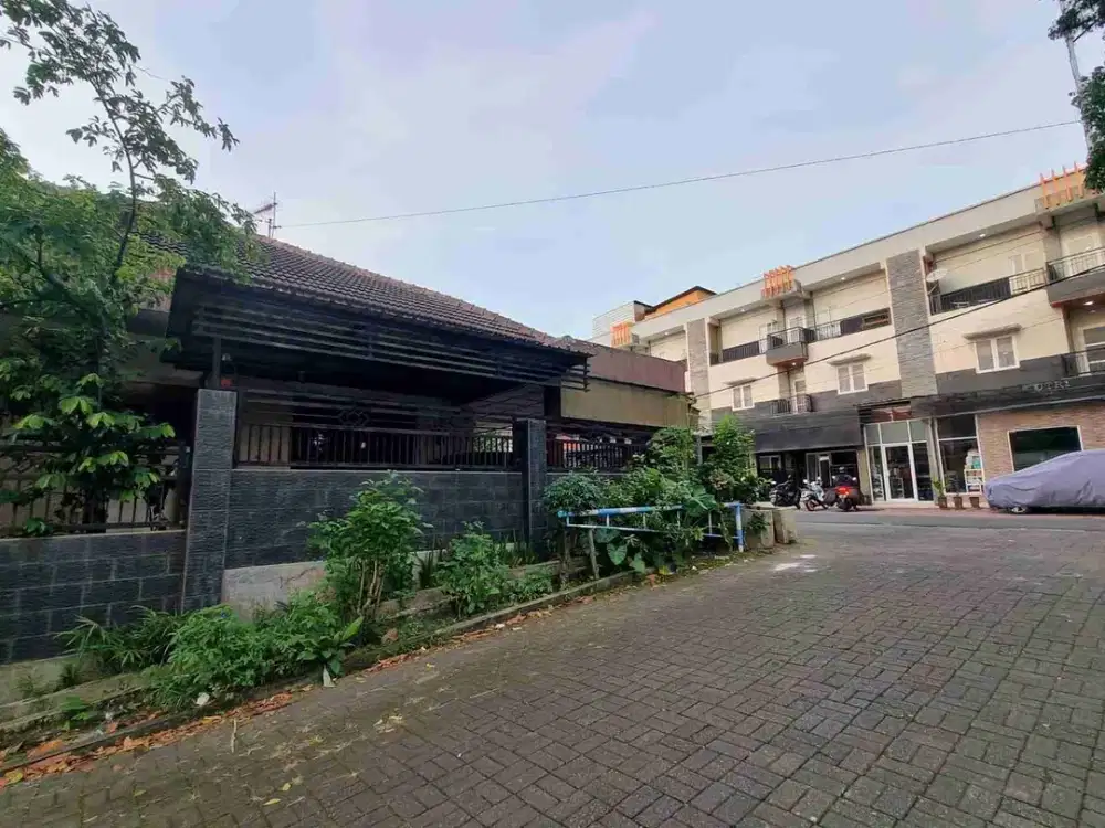 rumah kos harga tanah saja lokasi di jl cikampek persis di tengah antara kampus UB Brawijaya dengan mall MATOS. depan jl veteran bagus dibangun kos premium tarif 3 jt an dan bisa jalan kaki ke kampus UB Brawijaya