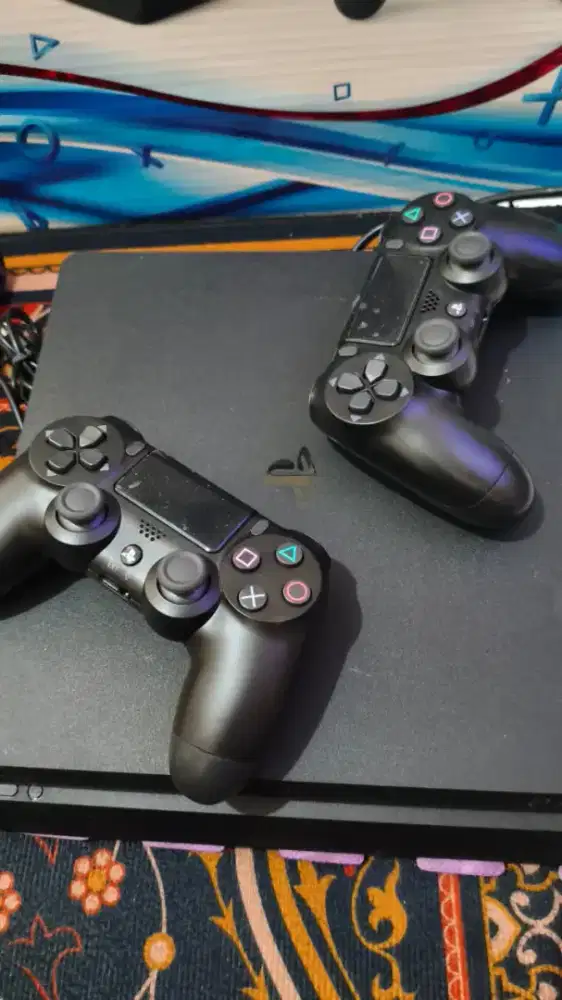 Di jual PS 4 slim 1TB