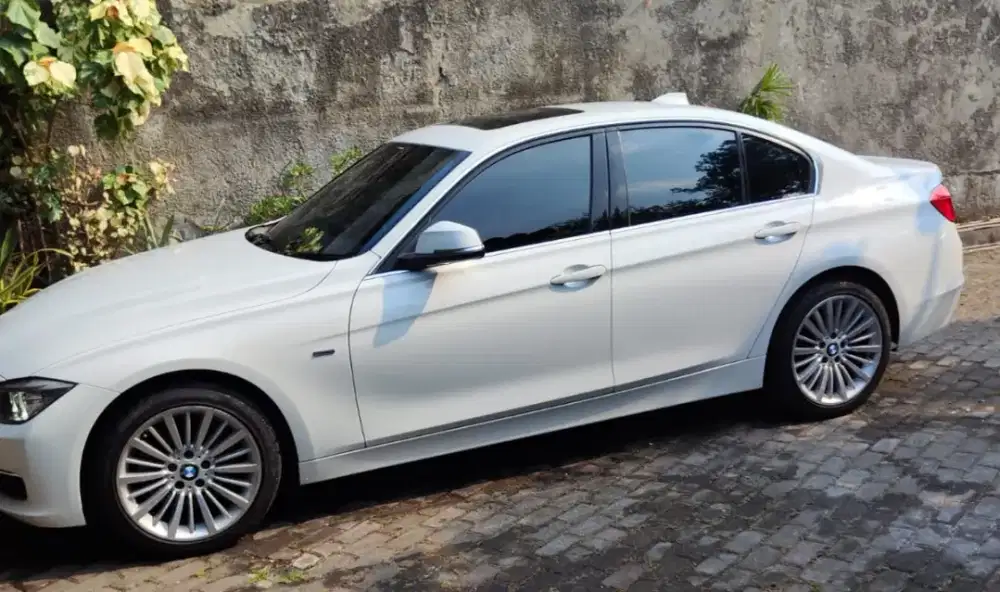 BMW 328i thn 2014 Pemakai/Low KM 49/service rec.Full ORI/B jktPajakOn