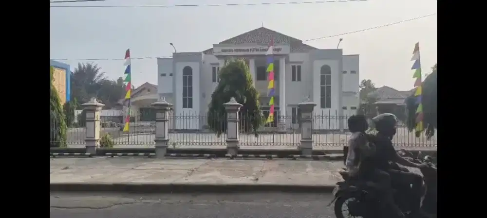 Rumah Tua dipinggir jalan utama