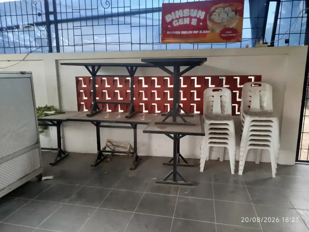 Kursi plastik warna putih