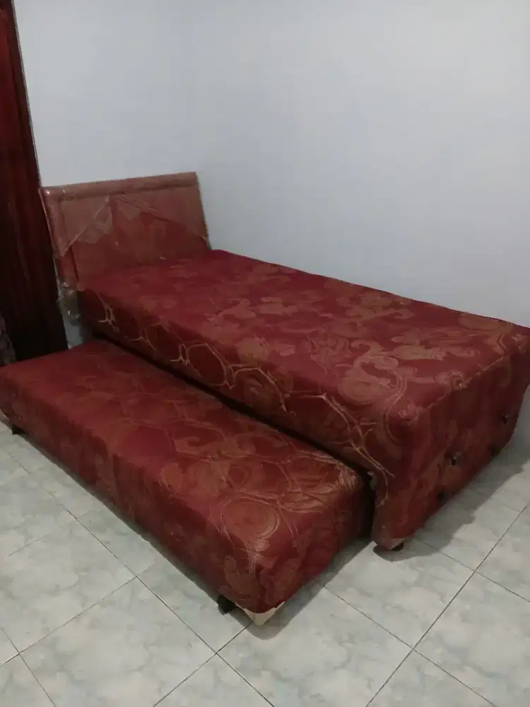 Tempat tidur single