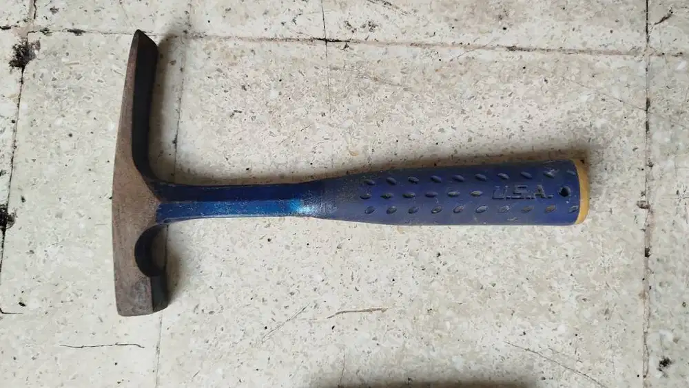 Alat kerja geologi berupa palu sedimen estwing made in USA
