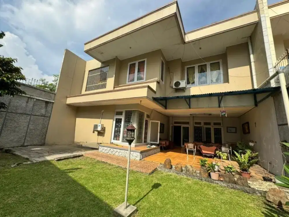 Rumah Modern Dalam Komplek Ada Halaman Belakang Luas di Cinere
