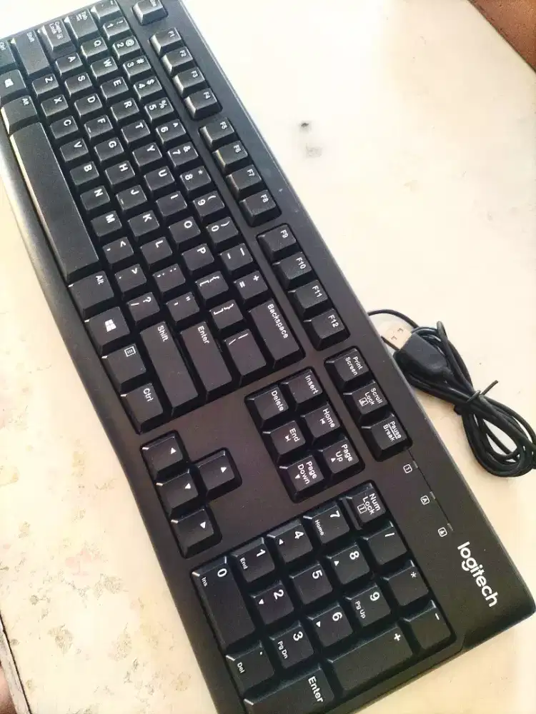 keyboard logitech hitam