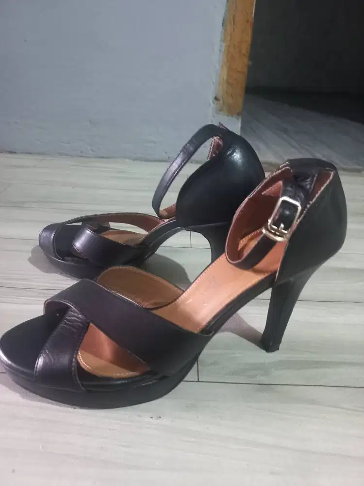 Preloved Sepatu Heels Buccheri bekas seperti baru