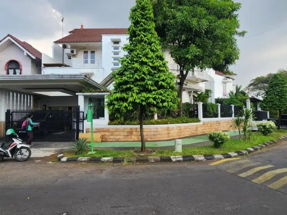 Rumah Hook 3 Lantai Ada Kolam Renang di Kemang Pratama Bekasi