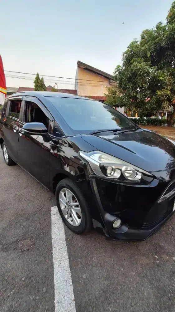 Toyota Sienta 1.5 G MT