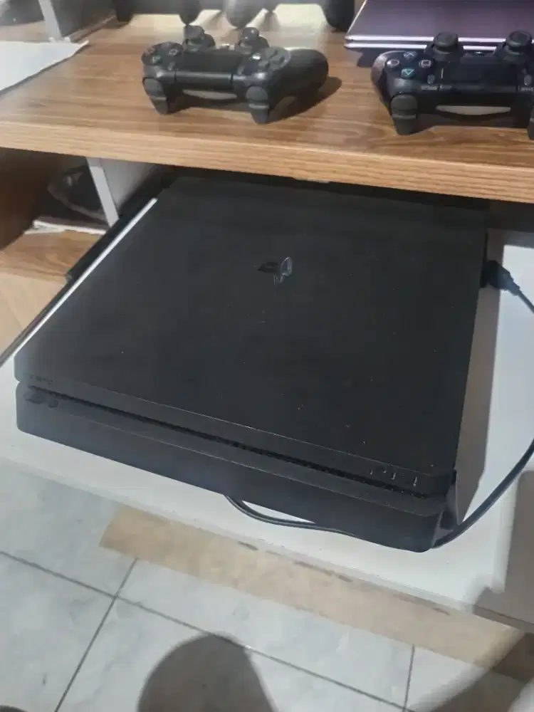 Ps4 slim 1 TB original