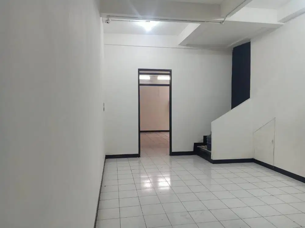 Disewakan Ruko 2 Lantai Lokasi Strategis Ramai di Taman Kopo Indah 2