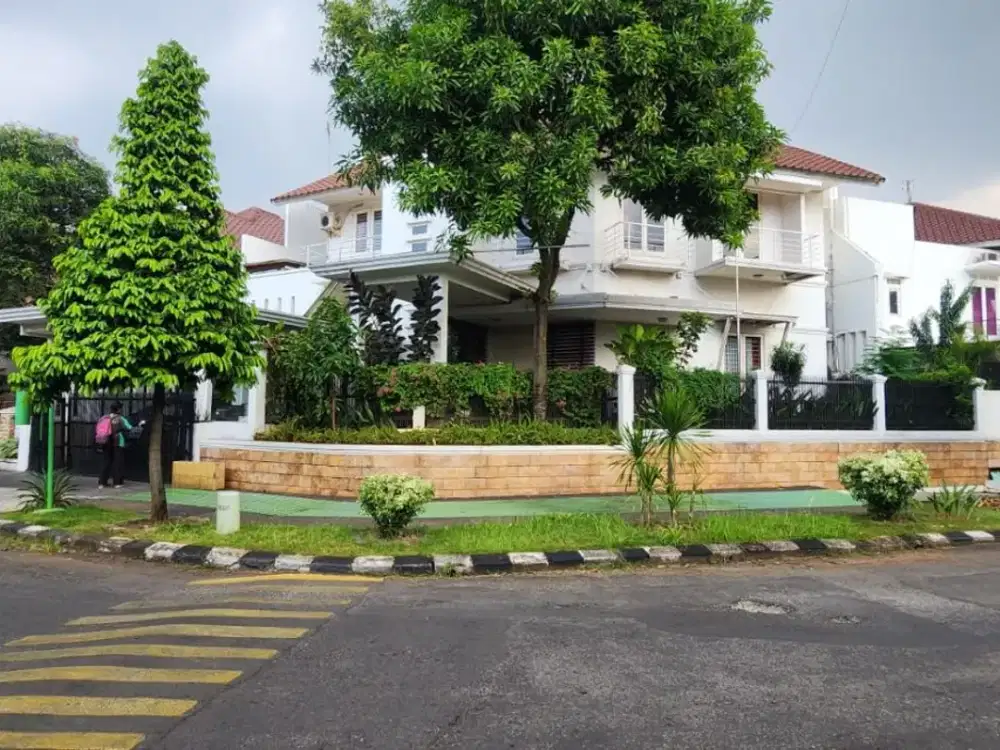 Rumah Hook Ada Kolam Renang di Kemang Pratama Bekasi