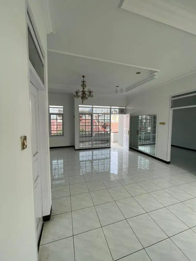 Dijual Rumah Siap huni 2 Lantai di Taman Kopo Indah (TKI) 2