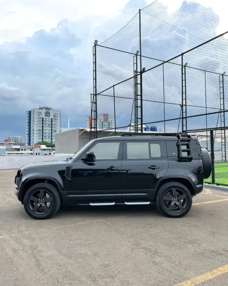 Landrover Defender 110 Hitam 3.0 2023