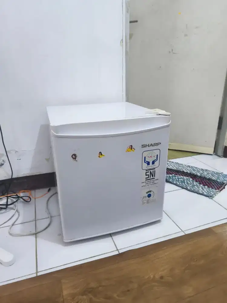 DIJUAL KULKAS MINI SHARP PUTIHHHH