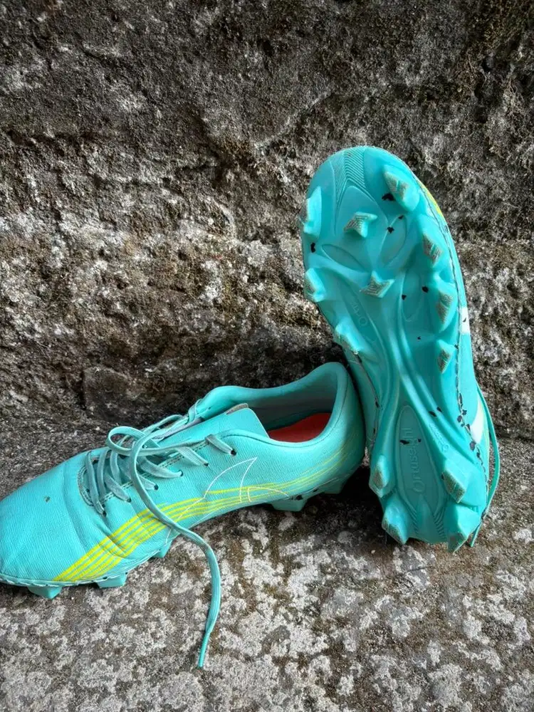 Sepatu bola ortuseight