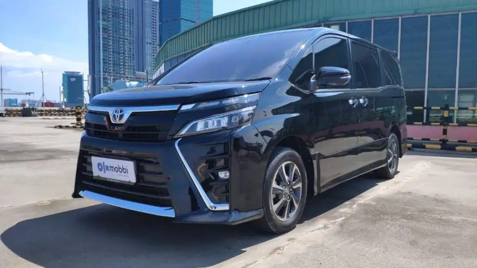 Toyota Voxy 2.0 Bensin-AT 2018 Hitam