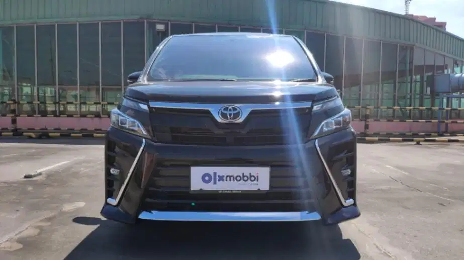 Toyota Voxy 2.0 Bensin-AT 2018 Hitam