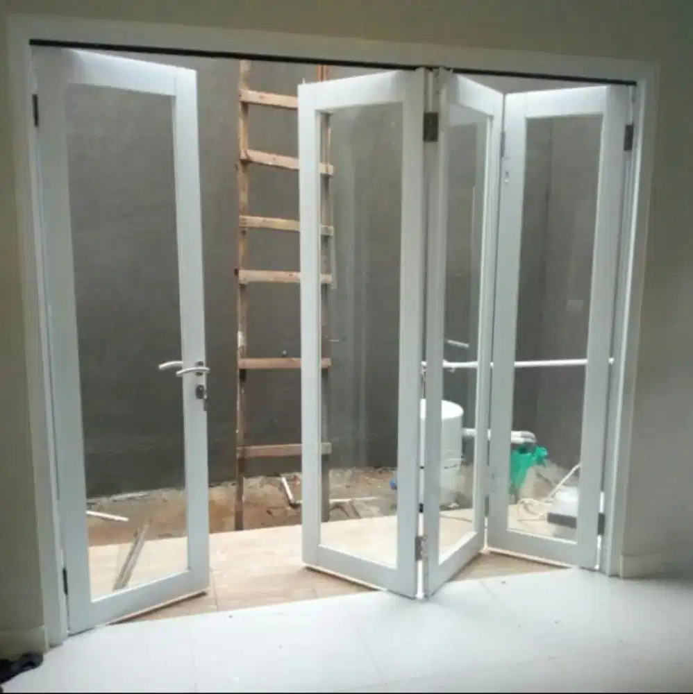 Kusen aluminium dan partisi kaca