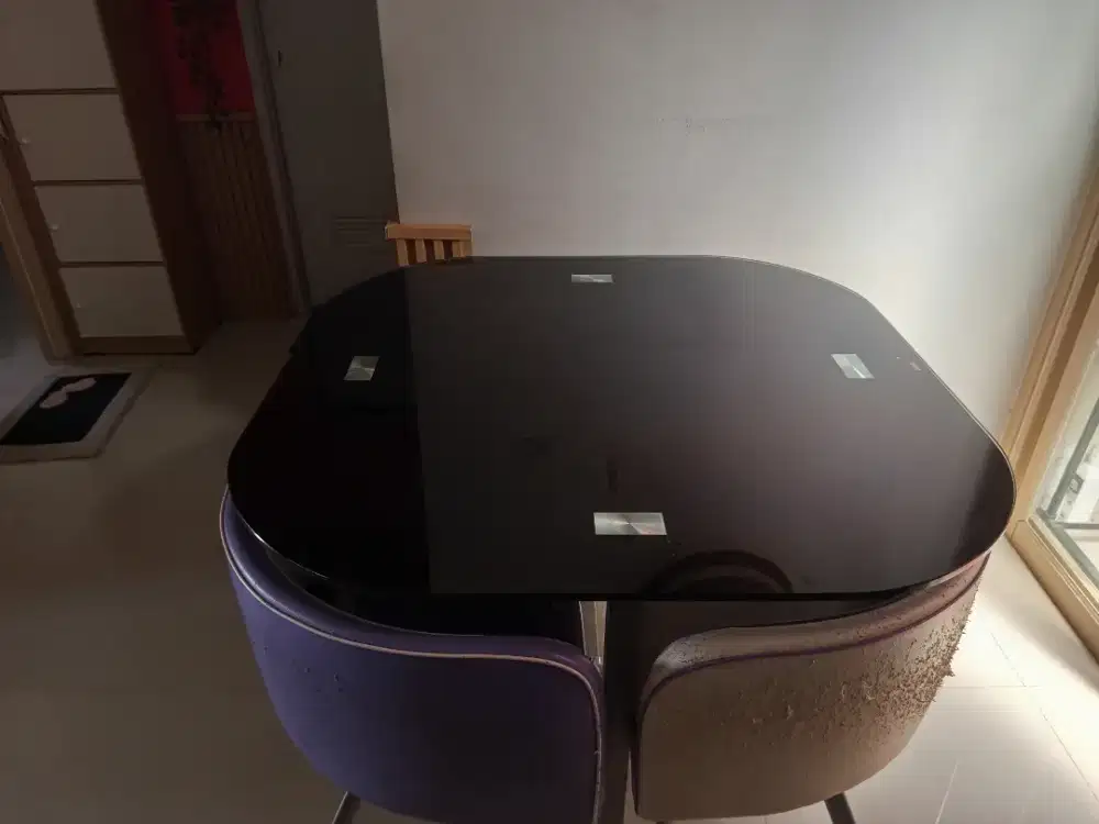 Meja makan minimalis