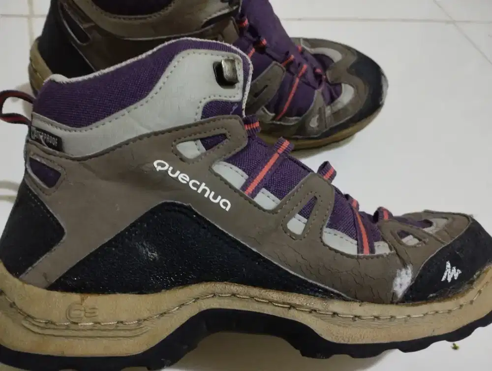 Sepatu ori merk Quechua No.39
