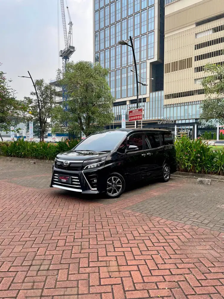 Toyota Voxy 2.0 AT 2020 TERMURAH