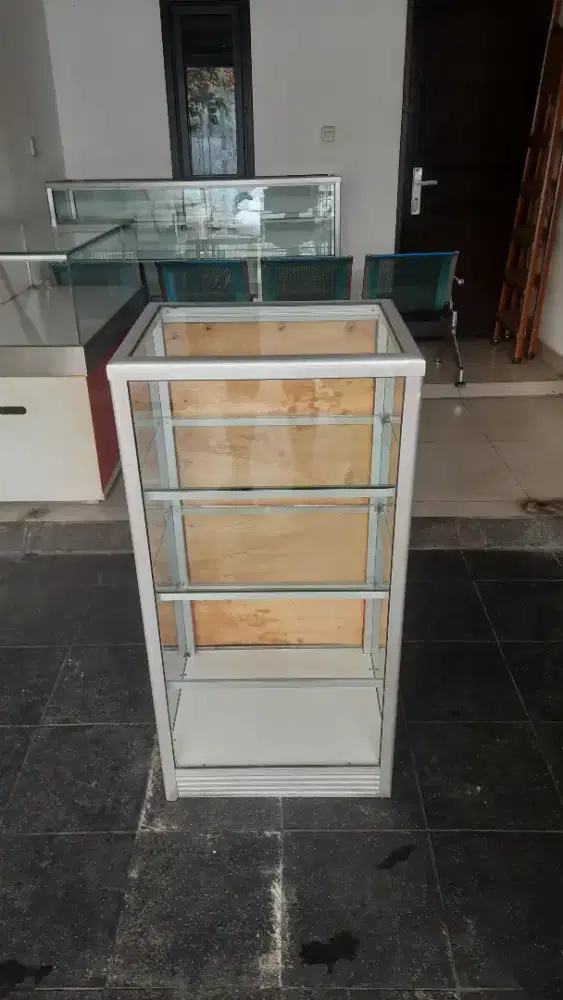 Etalase Kecil Tegak, Bandung