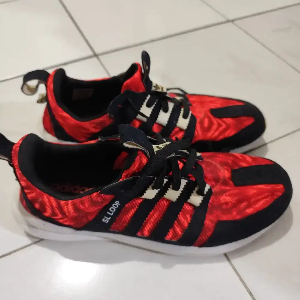 Sepatu ukuran 41, warna merah