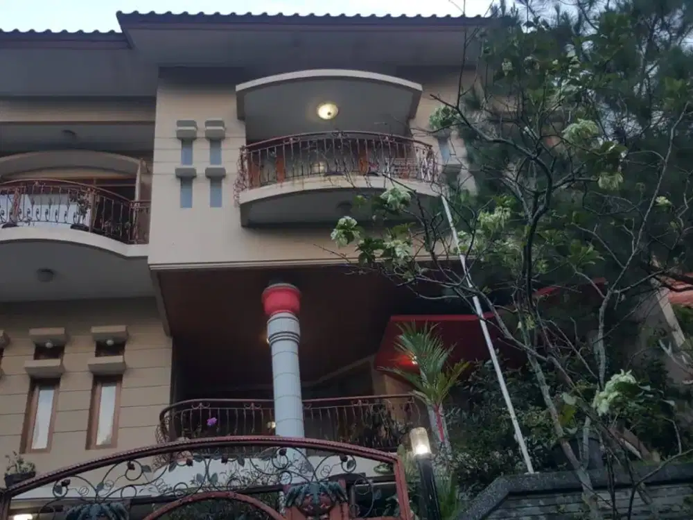 Termurah di Komplek Prv, Geger Kalong, Setiabudi, Pasteur. Rumah Siap Huni 3 Lantai di Kota Bandung