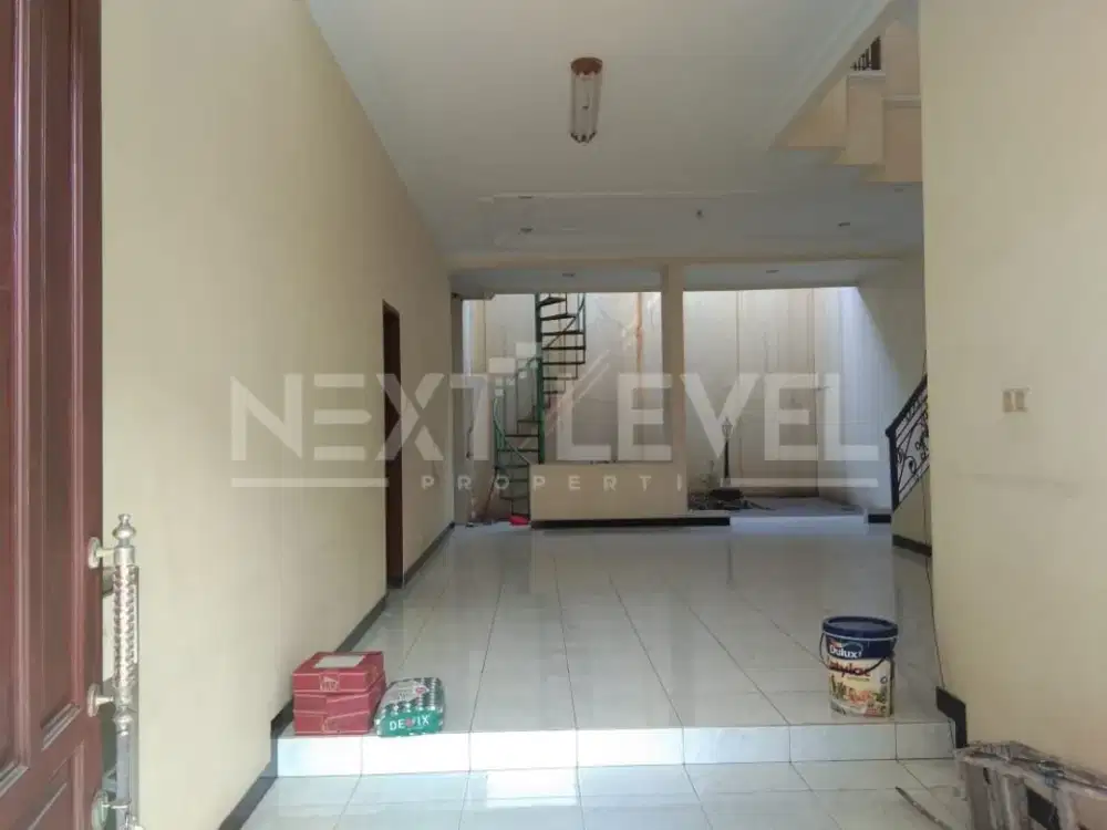 Dijual/disewakan rumah di simpang Darmo permai selatan