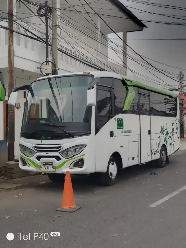 Medium Bus Mitsubishi 2014