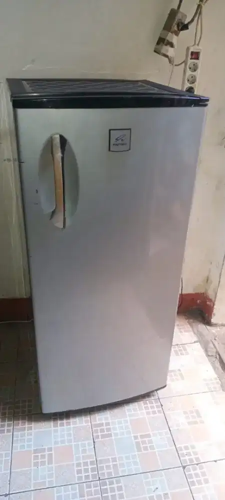 Jual.kulkas POLYTRON satu pintu siap untuk d antar