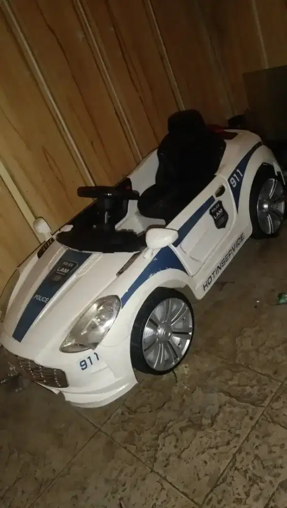 Mobil mainan anak
