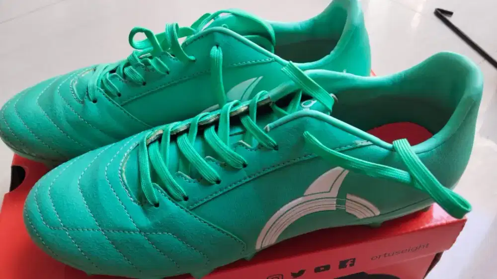 Sepatu bola ortuseight