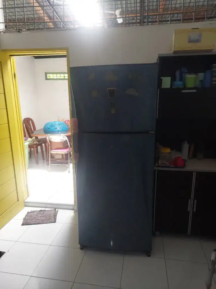 Kulkas dua pintu brand sharp jumbo