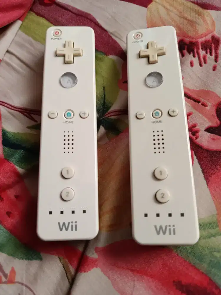 Dijual borongan 2 pcs remote Nintendo Wii dan 2 sarung silicon