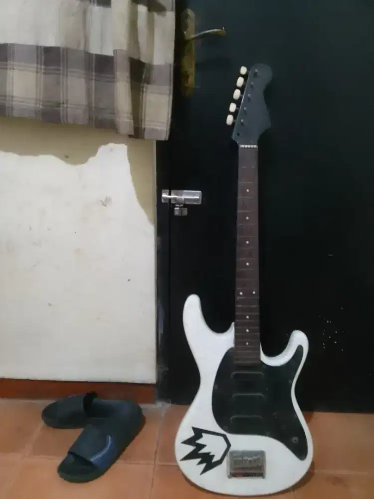 GITAR LUSTRIK KONDISI SEADANYA