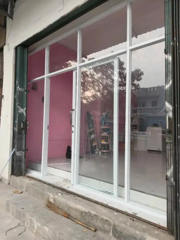 Pintu kaca , sekat ruang kaca aluminium