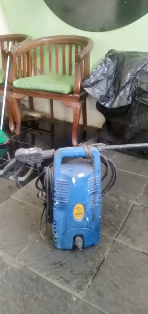 Kursi lansia dan jet spray